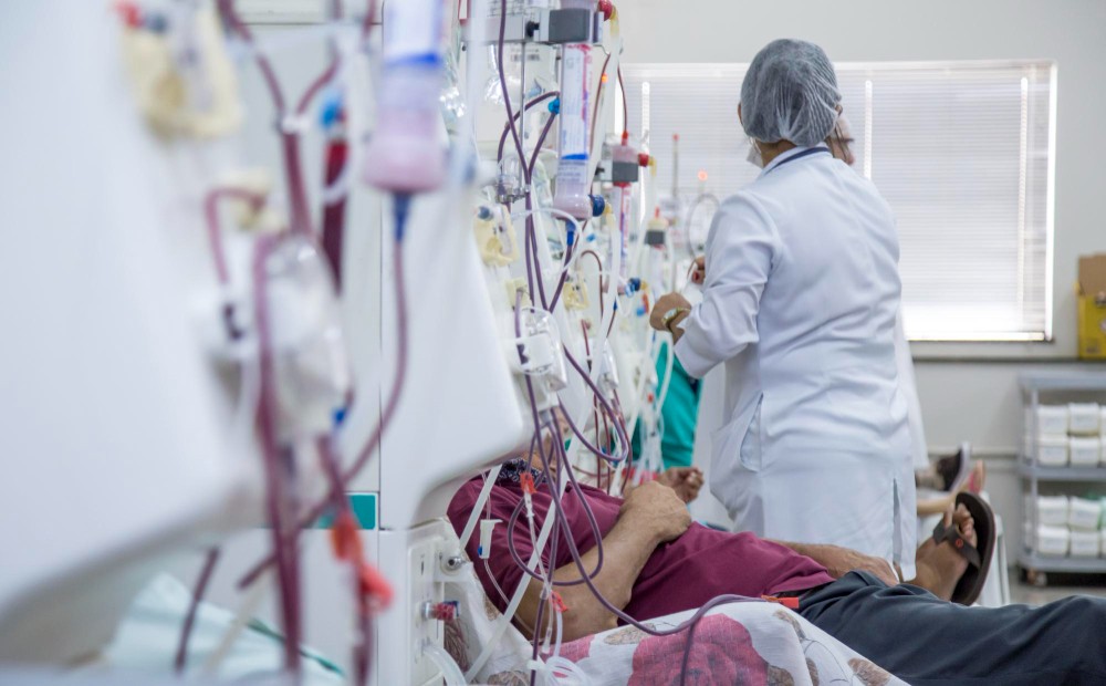 แพทย์ตรวจดูสายฟอกไต Perm Cath ให้ผู้ป่วย